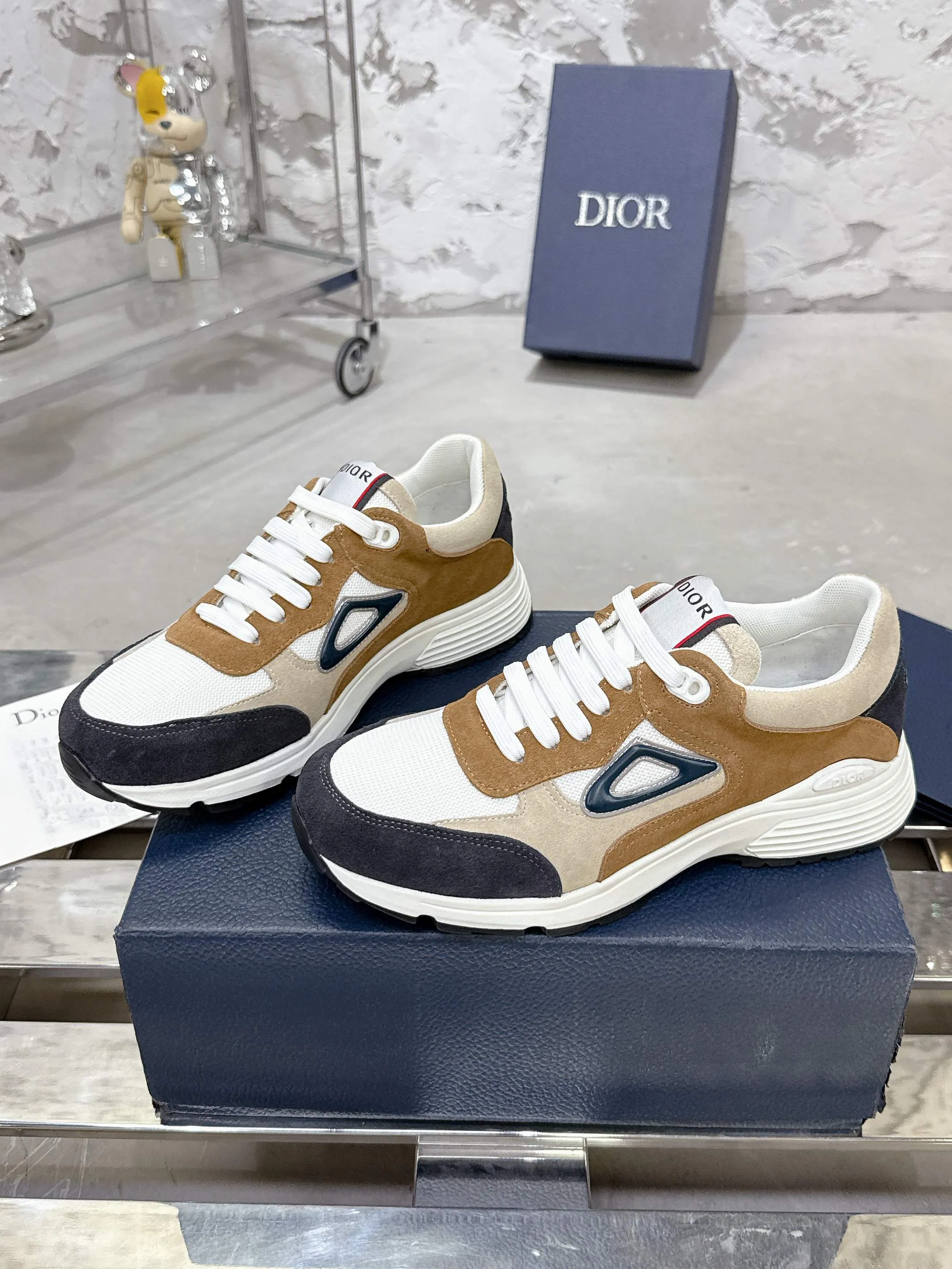 👟👟Ex-factory price 540👟👟 Dior Dior’s latest color matching B30 series dad sneakers. Original version 18,000💰 purchased for development and production. Brand new B30 sneakers. Dad Shoes style shoes that follow the trend of the retro market. The Dior logo on the tongue also indicates that this pair of shoes is the B30 model! B30 uses fine-textured leather and mesh cloth materials to form a shoe body. There are conspicuous letters CD on both sides of the shoe body to indicate identity. Many lines on the shoe body outline details to make the shoes look less monotonous and full of retro flavor. The delivery counter is exquisitely packaged🛍📦 ▪️Fabric: Original customized technical fabric + mesh ▪️Inner lining: Customized breathable lining ▪️Outsole: Original molded IP foam + TPU outsole ▪️Sole thickness: 3.5CM ▪️Size: Men’s size 39-45